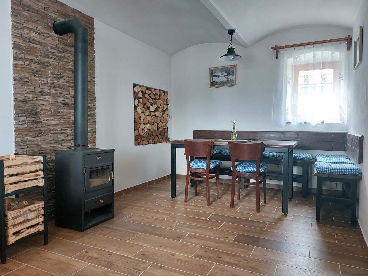 Útulný interiér chalupy s krbovými kamny