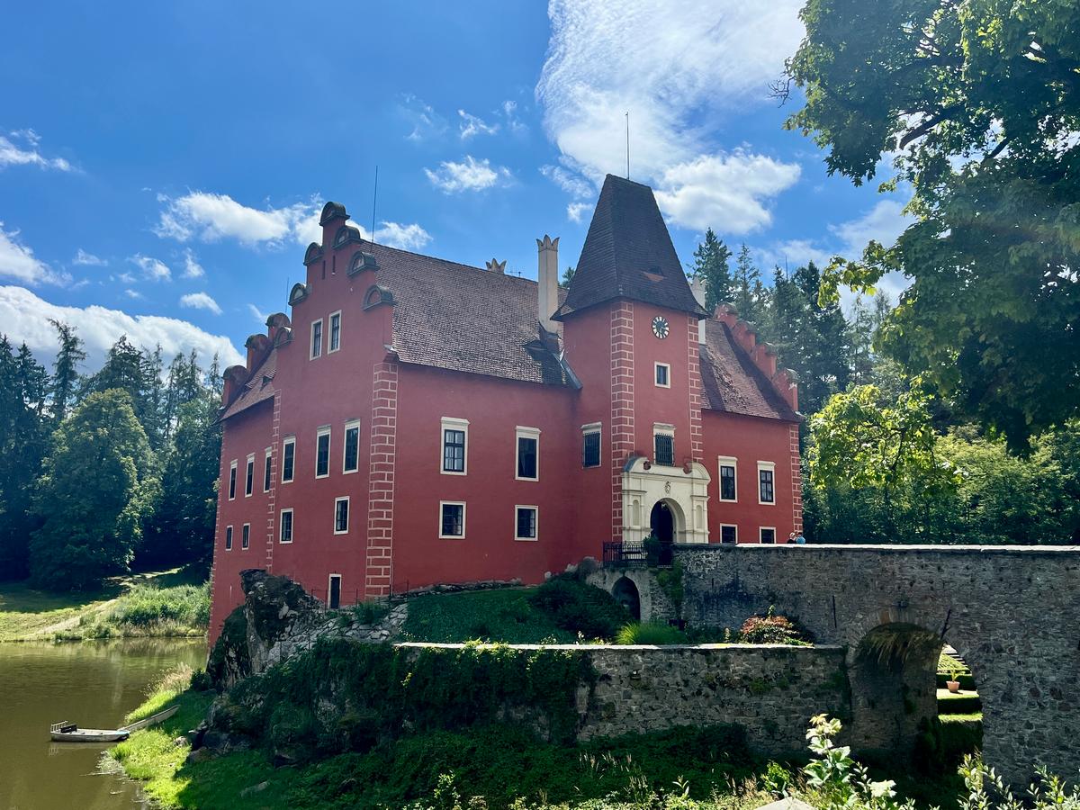 Zámek Červená Lhota - most a rybník